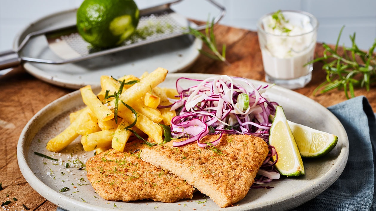 Vegetarische schnitzel met rozemarijn frites, koolsalade en limoen Vegetarische schnitzel met rozemarijn frites, koolsalade en limoen